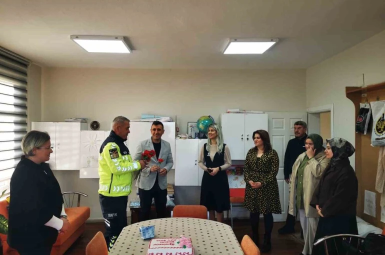 Karacabey’de jandarmadan Öğretmenler Günü’nde anlamlı ziyaret