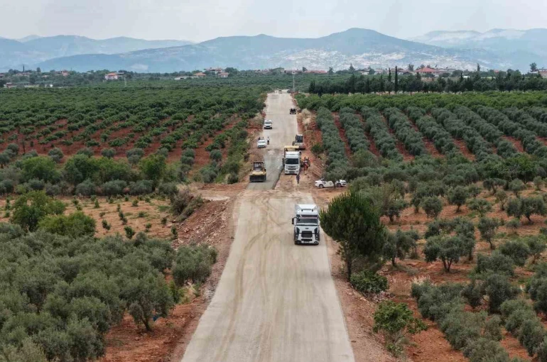 Karacasu’da 20 kilometrelik yolda sathi kaplama çalışmaları başladı