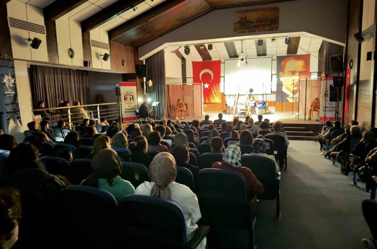 Karacasu’da "Hepimiz Mahkumuz" oyunu büyük ilgi gördü