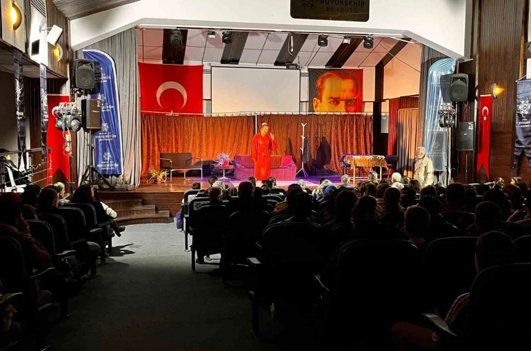 Karacasu’da ’İyi Delirdik’ tiyatro oyunu vatandaşlarla buluştu