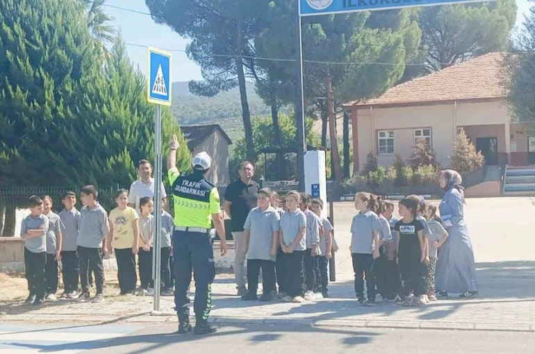 Karacasu’da minik öğrencilere trafik bilinci aşılandı 