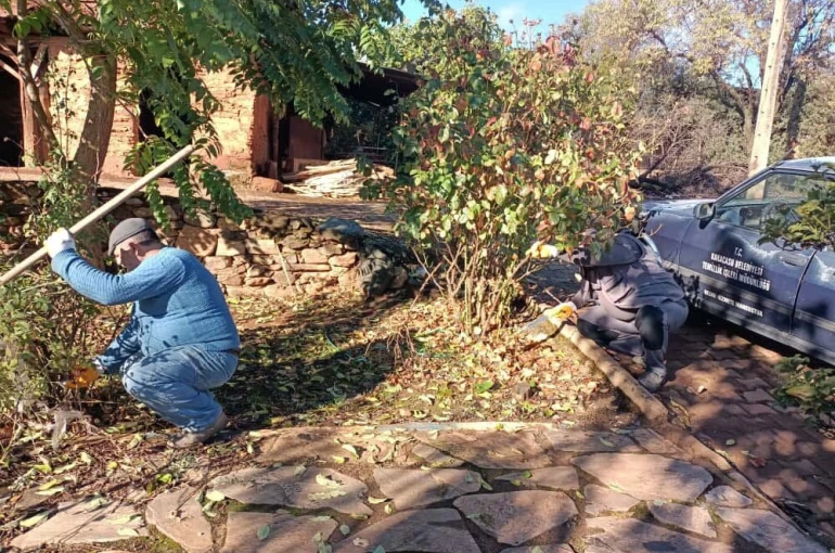 Karacasu’da park ve bahçeler bakıma alındı