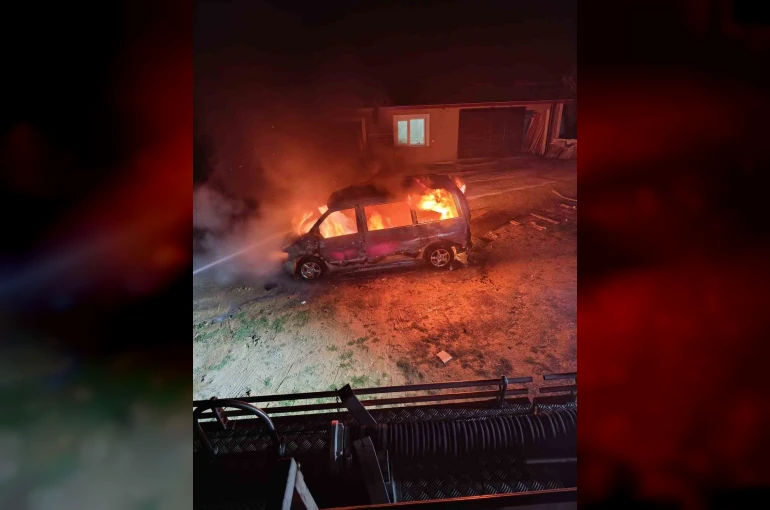 Karacasu’da ticari araç alevlere teslim oldu