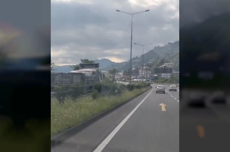 Karadeniz Sahil Yolunda ters yönde giden kamyon korkuttu