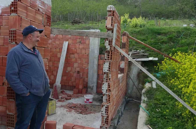 Karadeniz usulü ustalık: Duvarı yıkmadan yerini değiştirdiler