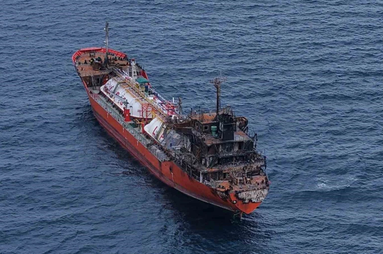 Karadeniz’de dron saldırılarında hasar alan bir gemi daha Trabzon’a geldi