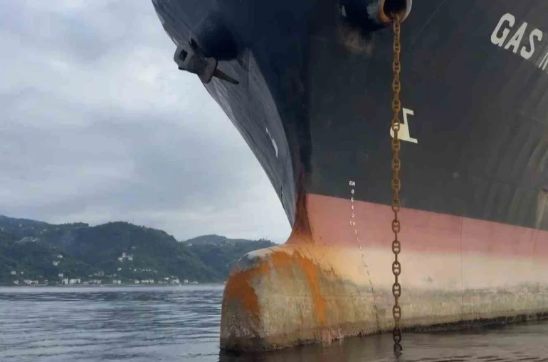 Karadeniz’de dron saldırısına uğrayan LPG tankeri Sürmene Tersanesi’nde tamir edilmeyi bekliyor