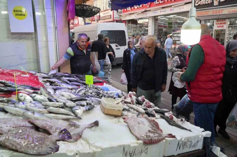 Karadeniz’deki olumsuz hava balık tezgahlarını etkiledi