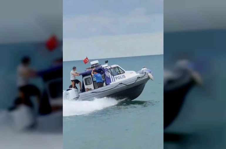 Karadeniz’in hırçın dalgaları arasında mahsur kalan yüzücüyü deniz polisi kurtardı