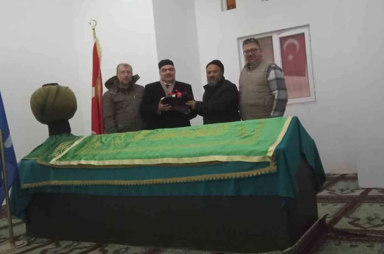 Karadona Hamza Bey’in türbesine Sakal-ı Şerif hediye edildi
