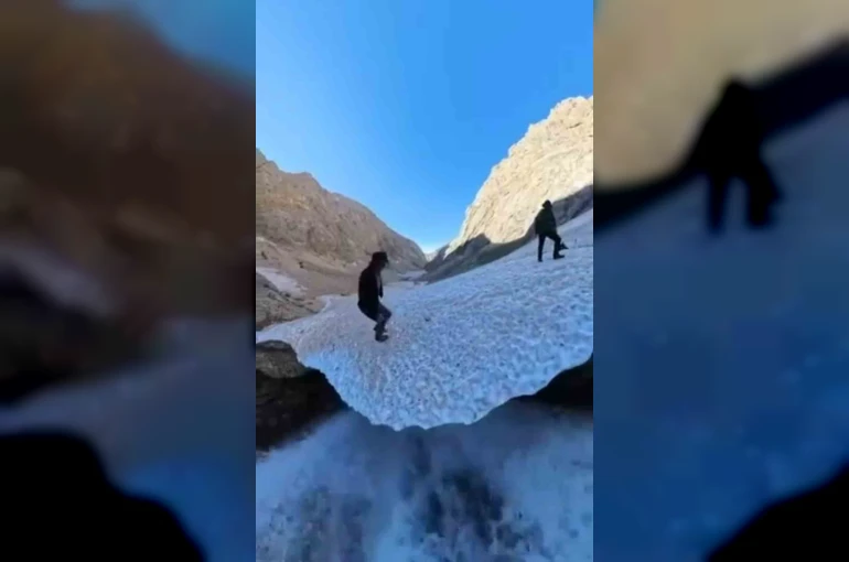 Karagöl Şelalesi’nin buzla buluşan manzarası hayran bıraktı