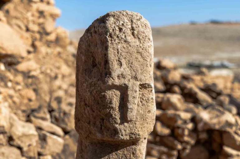 Karahantepe’de tarihte bir ilk: İnsan yüzlü T biçimli dikilitaş bulundu