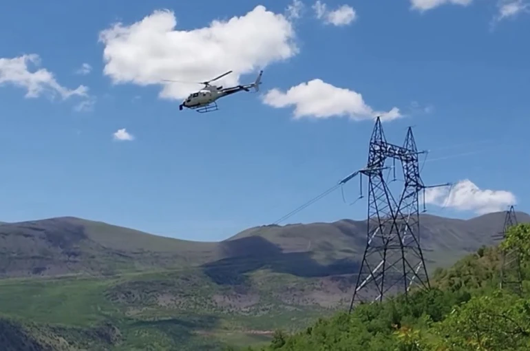 Karakaya Barajı ana elektrik iletim hattında helikopter destekli bakım