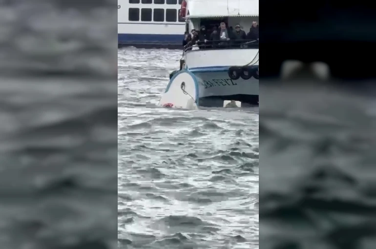 Karaköy’de yolcu vapuru balıkçı teknesine çarptı: Denize düşen kişi kurtarıldı