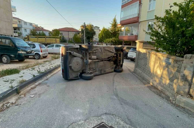 Karaman'da kaldırıma çarpan otomobil yan yattı
