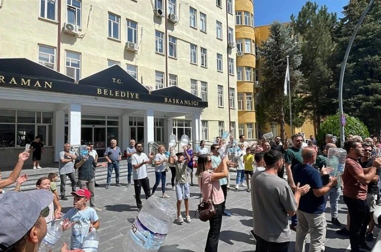 Karaman’da 3 gündür susuz kalan site sakinleri durumu belediye önünde protesto etti