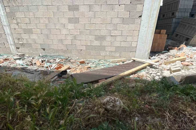 Karaman’da 3’üncü kattan düşen kalıp ustası ağır yaralandı