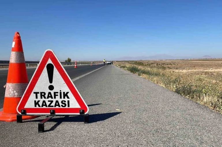 Karaman’da bariyerlere çarpan otomobildeki 3 kişilik aile ölümden döndü