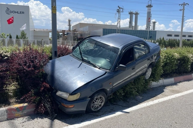 Karaman’da cipe arkadan çarpan otomobil refüje çıktı: 3 yaralı
