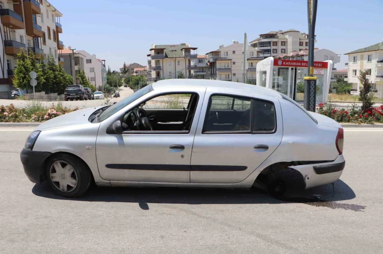 Karaman’da dubaya çarpan otomobilin tekeri ile egzozu koptu: Kaza anı kamerada