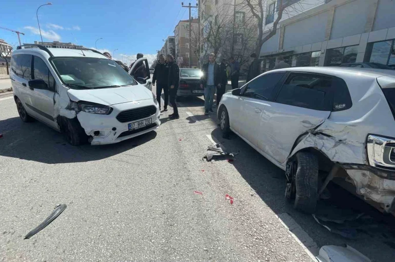 Karaman’da hafif ticari araç park halindeki otomobillere çarptı: 1 yaralı