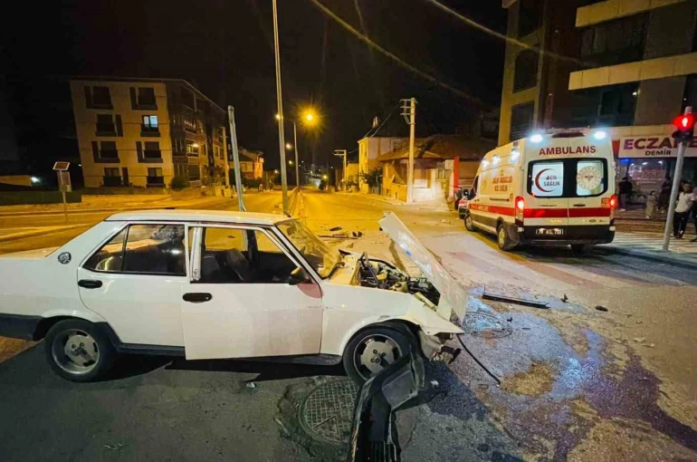 Karaman’da iki otomobilin çarpıştığı kaza ucuz atlatıldı