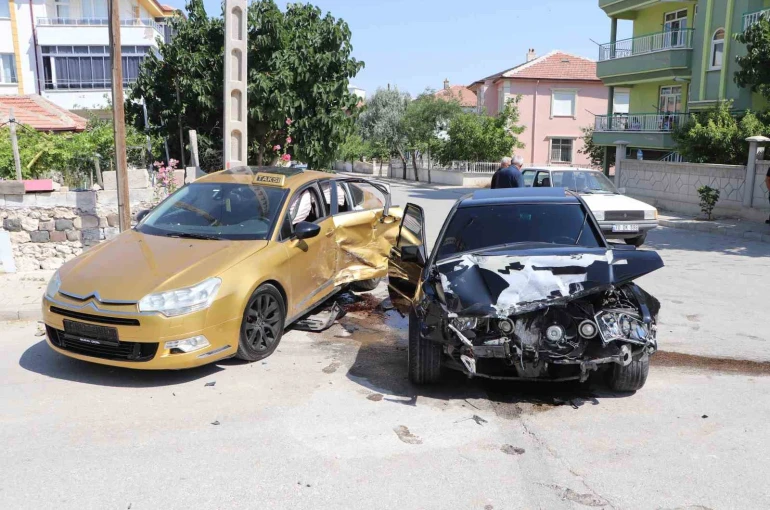 Karaman’da iki otomobilin çarpıştığı kazada 3 kişi yaralandı: Kaza anı kameraya yansıdı