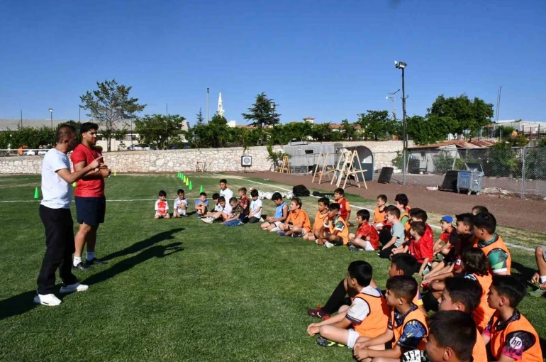 Karaman’da İl Özel İdaresi’nin ücretsiz yaz futbol kursu başladı