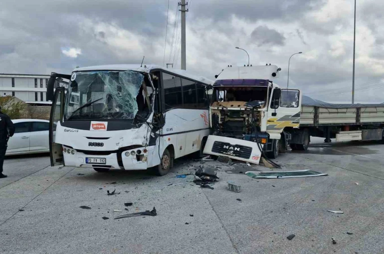 Karaman’da işçi servisi ile tır çarpıştı: 12 yaralı