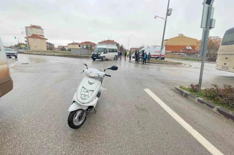 Karaman’da minibüsle motosiklet çarpıştı: 1 yaralı
