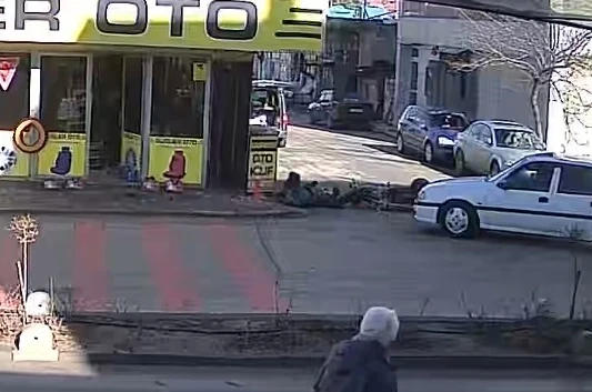 Karaman’da motosikletlinin yaralandığı kaza kameraya yansıdı