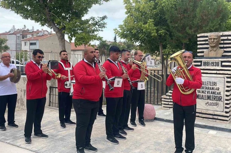 Karaman’da öğrenciler yeni eğitim öğretim yılına bando eşliğinde başladı