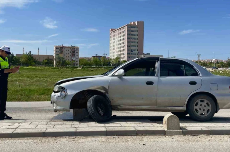 Karaman’da otomobil refüje çıktı: 1 yaralı