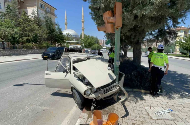 Karaman’da otomobil trafik lambasına çarptı: 1 yaralı