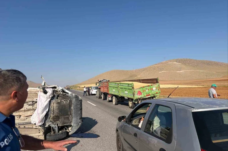 Karaman’da traktörün römorkuna çarpan otomobil devrildi: 1 yaralı