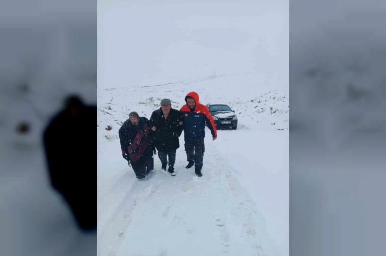 Karaman’da yolda kalan iki araçtaki 4 kişi kurtarıldı
