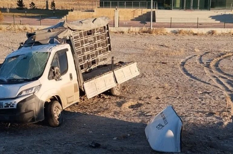 Karapınar'da kamyonet şarampole yuvarlandı