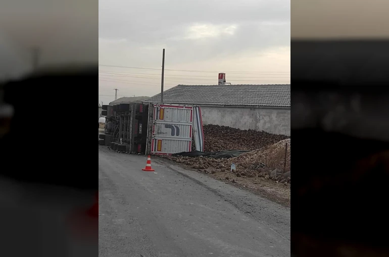 Karapınar’da pancar yüklü tır devrildi: 1 yaralı