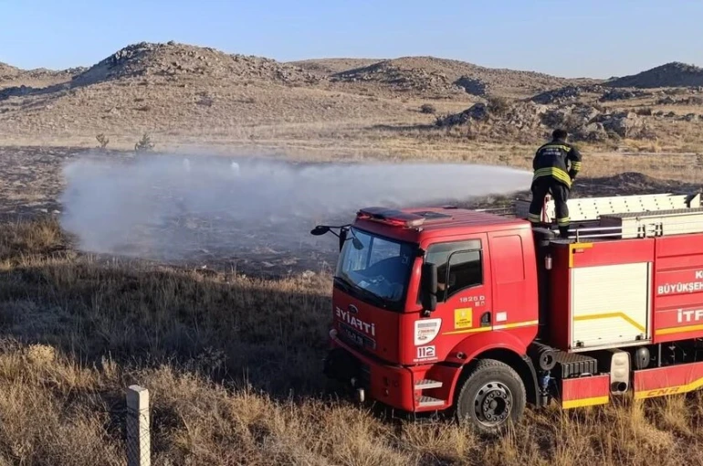 Karapınar’da boş arsada yangın paniği