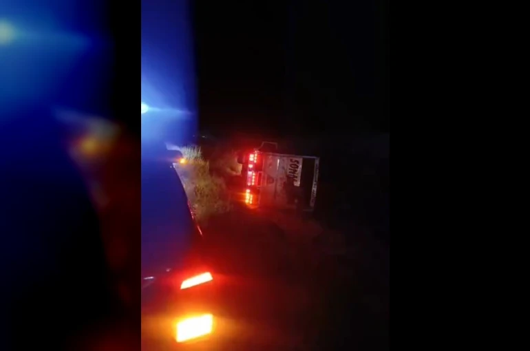 Karapınar’da kamyon şarampole devrildi: 2 yaralı