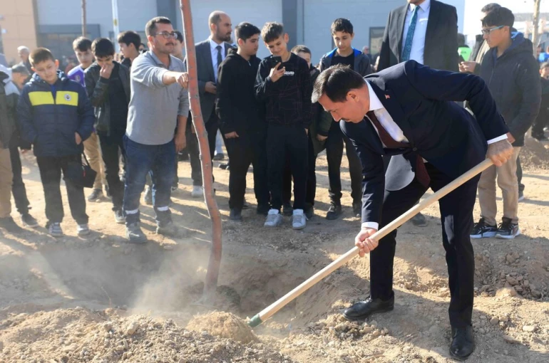 Karatay'da 10 bin 400 metrekarelik alanda fidan dikildi