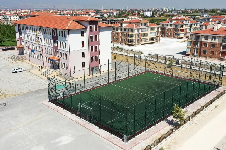 Karatay'da 8 okula FIFA standardında yeni halı saha