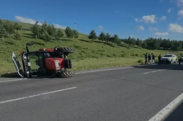 Karayolunda Traktör devrildi, sürücü hafif yaralandı