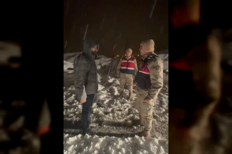 Karda mahsur kalan vatandaşı jandarma kurtardı