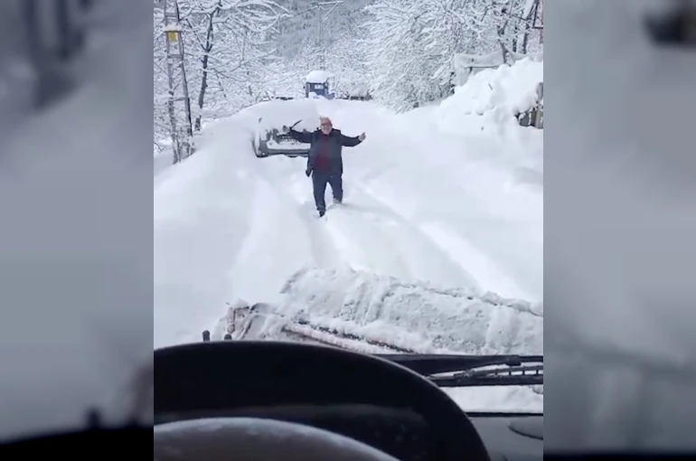Kardan kapanan köy yolu açılınca oynadı