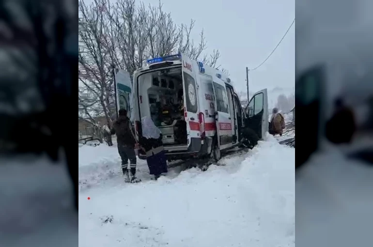 Kardan kapanan yolda hastaneye yetişemeden ambulansta doğum yaptı