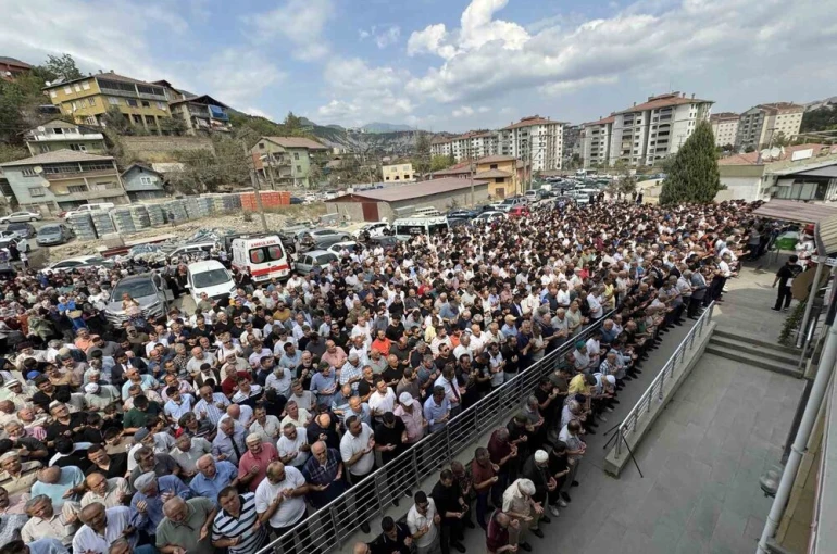 KARDEMİR’deki iş kazasında yaşamını yitiren Yağız’ı yüzlerce kişi uğurladı