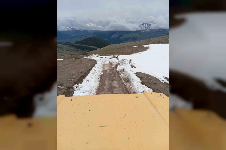 Karla kaplanan yayla yolunu belediye ekipleri açtı 