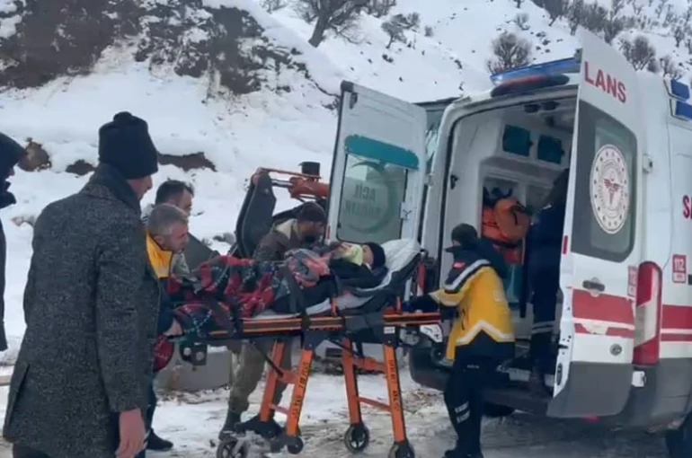 Karla kaplı mezrada hastaya ulaşmak için zamanla yarıştılar