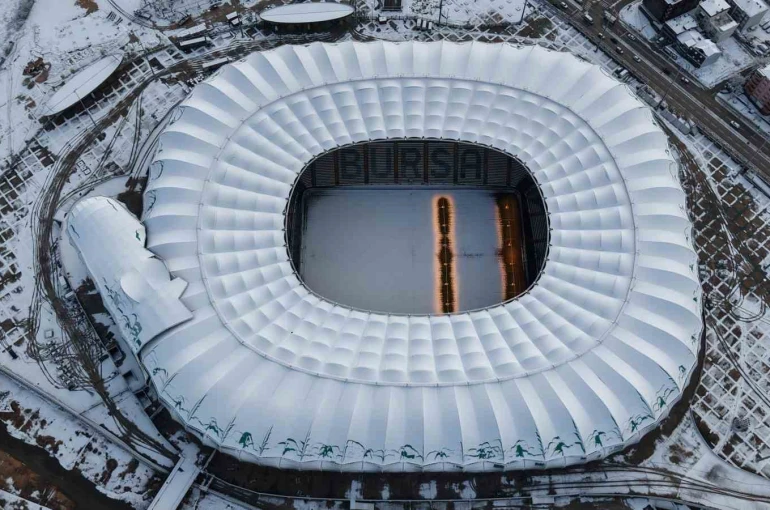Karla kaplı Timsah Arena Stadyumu böyle görüntülendi